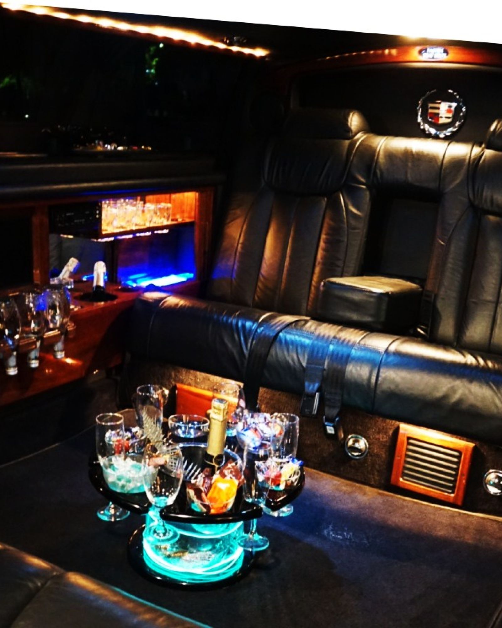 Bar  Cadillac DTS Limusina